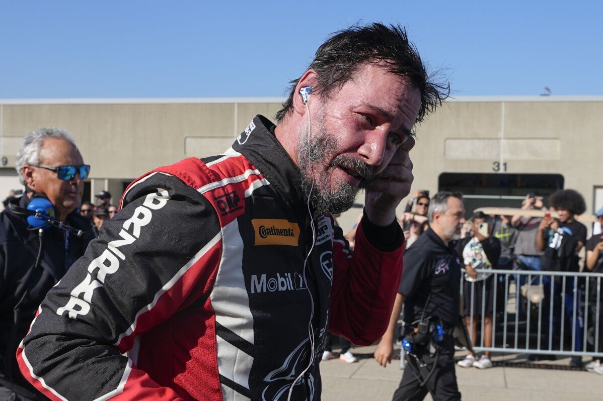 Keanu Reeves หมุนออกที่ Indianapolis Motor Speedway ในการแข่งขันรถยนต์มืออาชีพครั้งแรก