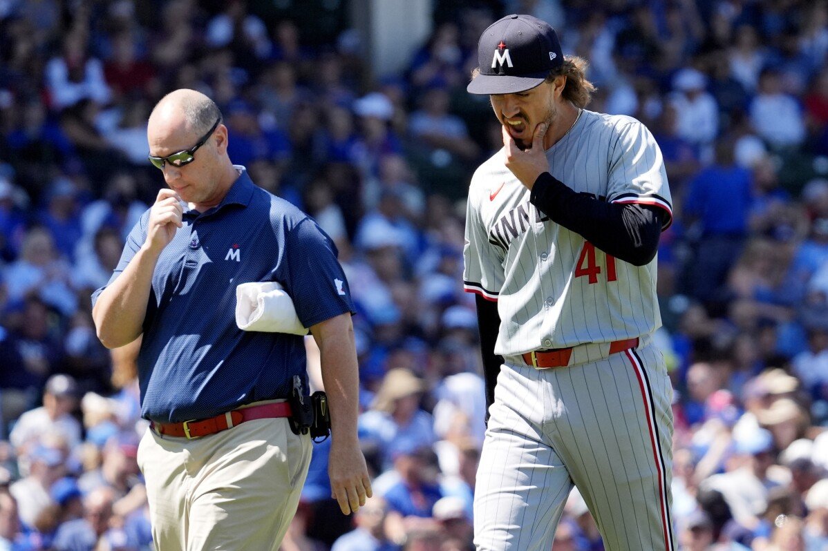 Joe Ryan, นักเริ่มตั้งของทวินส์ ออกจากเกมต่อหลัง Cubs ในช่วงรอบที่สามด้วยความตึงเครียดที่มือแขนขวา